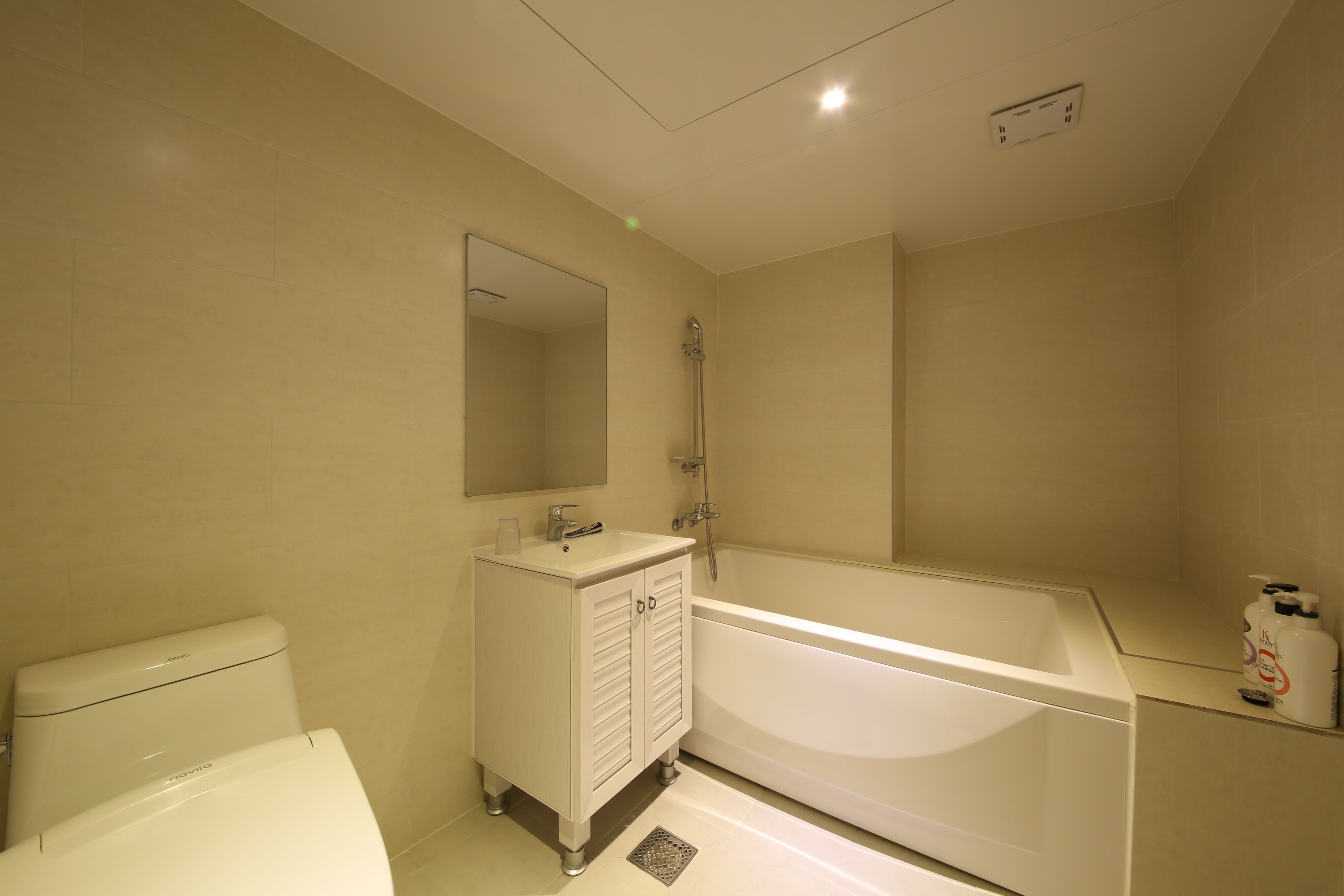 deluxe double room | bathroom | free toiletries, hair dryer, dressing gowns, slippers