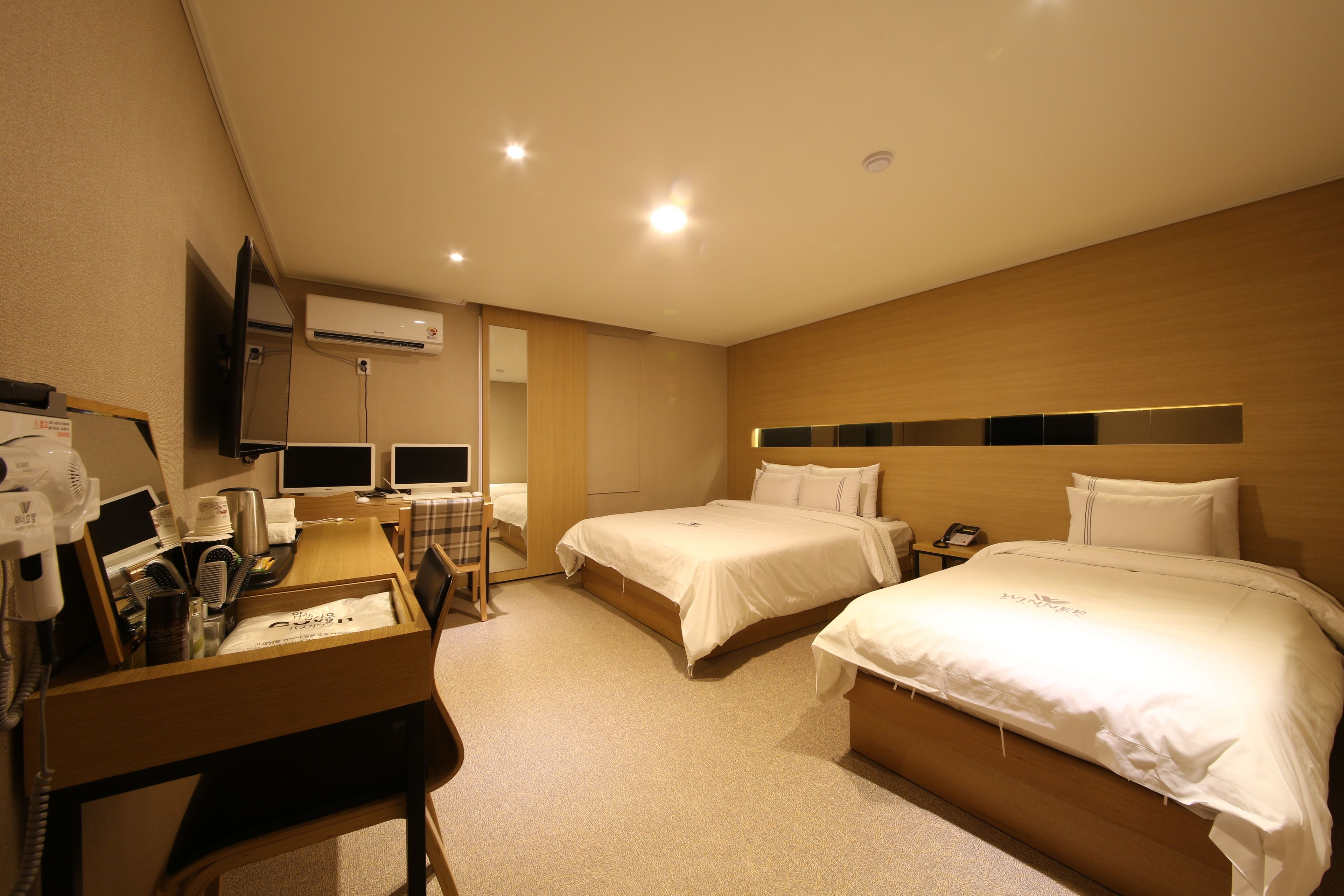 premium twin room | desk, free wifi