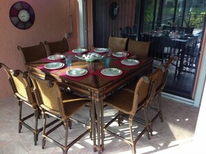 Outdoor dining - Comfortable 3-bedroom waterfront villa with heated pool (Deerfield)