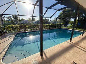 Een verwarmd zwembad