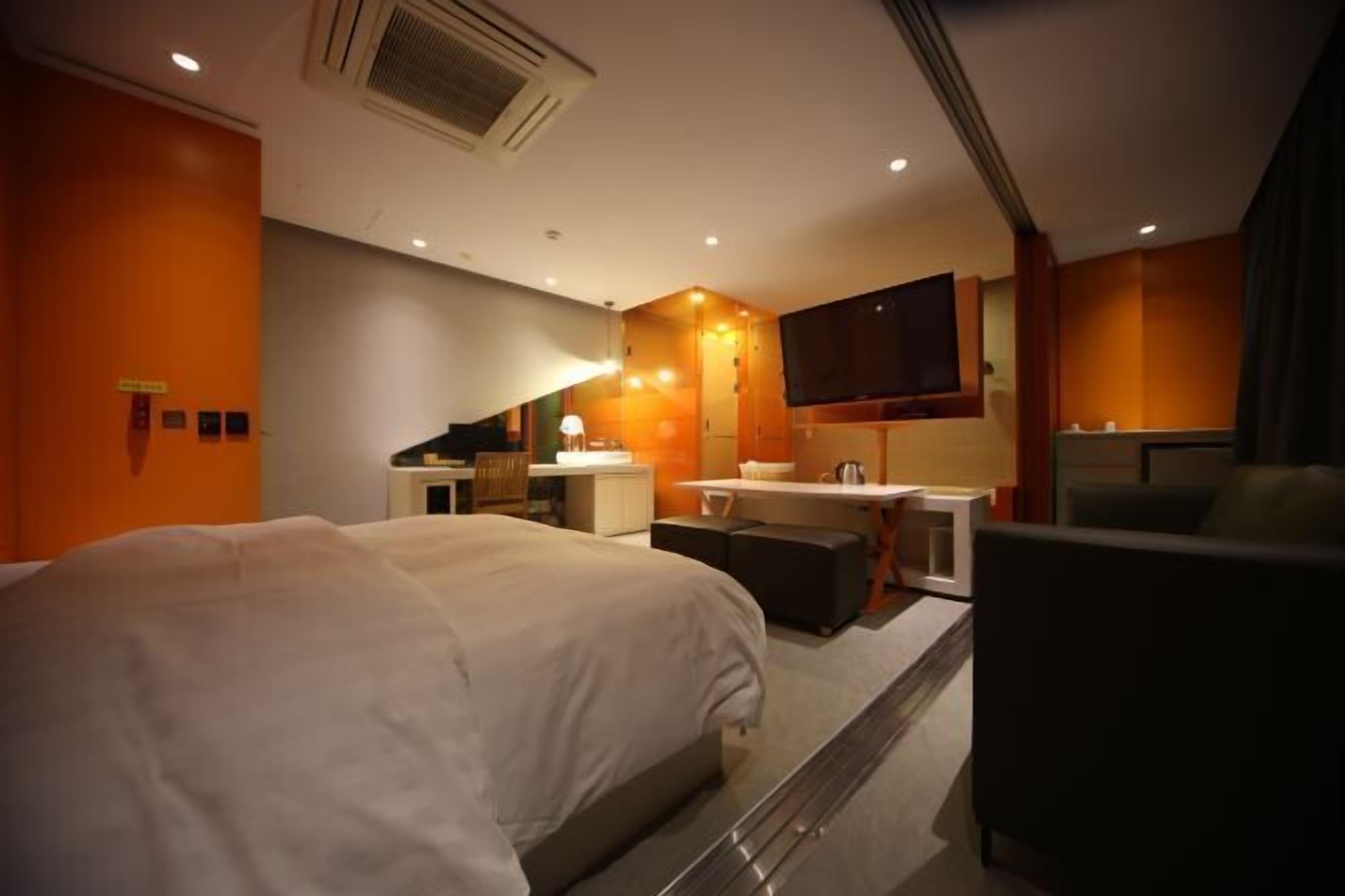 Individually decorated, individually furnished, free WiFi