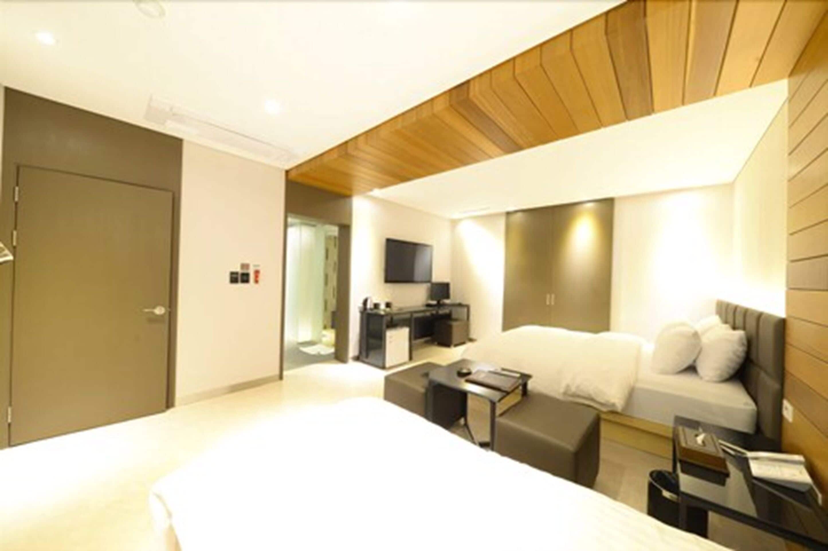 premium twin room (mixed gender of adults not allowed) | individually decorated, individually furnished, free wifi