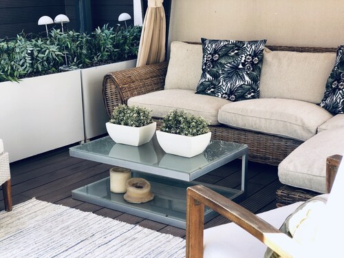 Design-Apartment mit einer privaten Terrasse von 140 m und 20 m vom Meer und einem Parkplatz