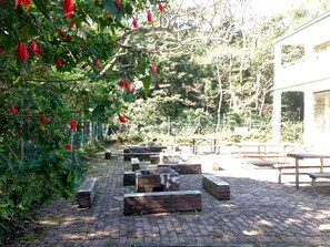BBQ/picnic Area - YHA Ngong Ping SG Davis Youth Hostel (Ngong Ping)
