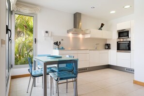 Geladeira, micro-ondas, fogão, lava-louças