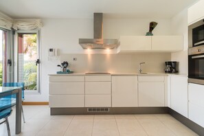 Geladeira, micro-ondas, fogão, lava-louças