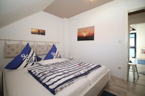 2 soverom, safe på rommet, strykejern/-brett og reiseseng for barn