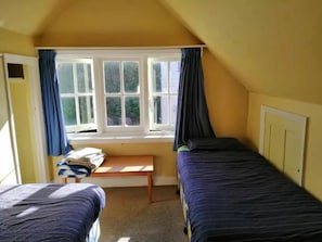 Twin Room, 2 Twin Beds | Free WiFi, bed sheets - Stafford Gables Hostel (Dunedin)