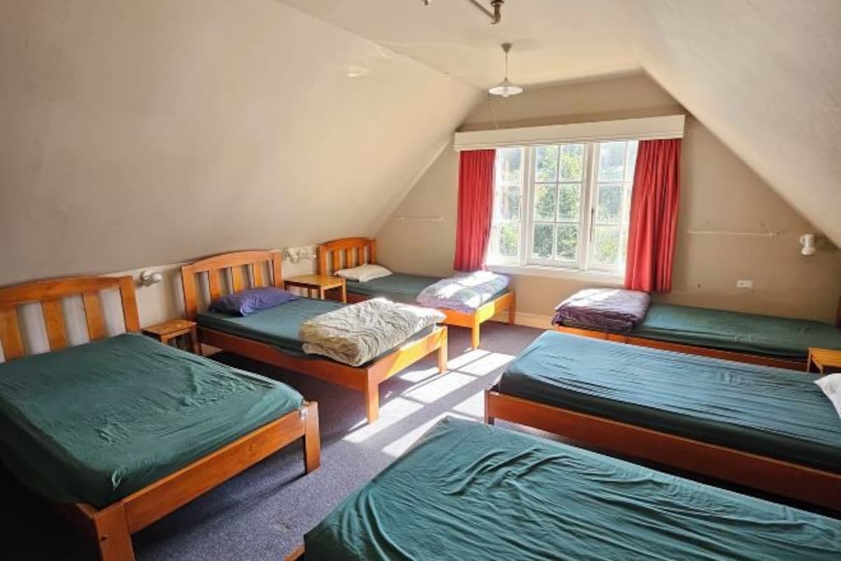 WiFi (free), bed sheets