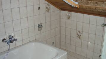 Badewanne, Haartrockner, Handtücher, Seife