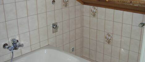 Banheira, secador de cabelo, toalhas de banho, sabonete