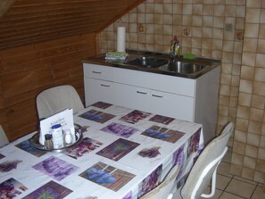 Refrigerador, microondas, parrilla de estufa y cafetera y tetera 