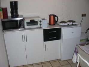 Kühlschrank, Mikrowelle, Herdplatte, Wasserkocher mit Kaffee-/Teezubehör
