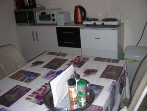 Refrigerador, microondas, placa de cocina, cafetera/tetera