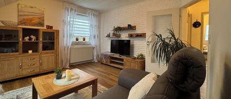 Fernseher, DVD-Player, Bücher