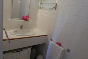 Dusche, Haartrockner, Handtücher, Toilettenpapier