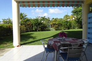 Outdoor dining - 2 * Mahogany Cottage on the ground floor for 4 people (Sainte Anne)