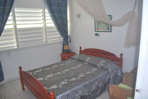 1 bedroom, iron/ironing board, free WiFi, bed sheets - 2 * Mahogany Cottage on the ground floor for 4 people (Sainte Anne)