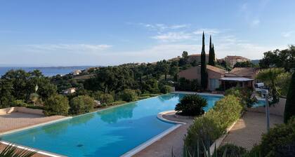 Super T2 aux Issambres 5 lits loggia & Jardin privé avec vue mer piscine tennis