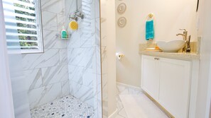 Douche, sèche-cheveux, serviettes fournies, savon