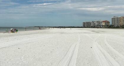 Premium Marco Island 15th Floor End Unit Condo. Hermosas vistas a la playa y al atardecer.