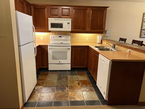 Largest 1 Bdrm + Den Floor Plan, Sleeps 5