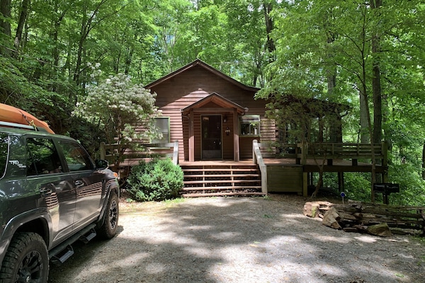 Welcome to our cabin! Don't forget your kayak!