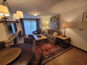 Smart TV, chimenea y oficina 