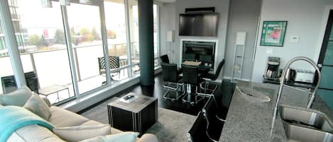 Smart-tv, eldstad, Netflix och dvd-spelare