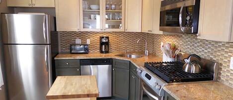 Réfrigérateur, four à micro-ondes, un four, surface de cuisson