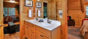 ☆Luxury Log Cabin☆3K/1Q/4 Full-bunks☆Fireplace☆Firepit☆4TVs☆Jacuzzi☆Foosball☆