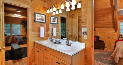 ☆Luxury Log Cabin☆3K/1Q/4 Full-bunks☆Fireplace☆Firepit☆Jacuzzi☆4TVs☆Foosball☆