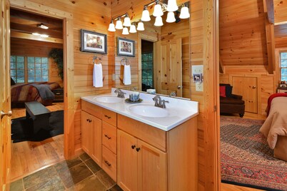 ☆Luxury Log Cabin☆3K/1Q/4 Full-bunks☆Fireplace☆Firepit☆4TVs☆Jacuzzi☆Foosball☆