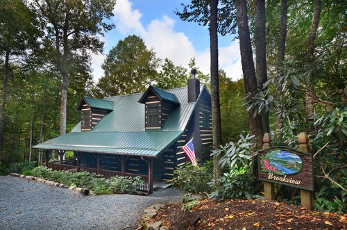 * Ylellinen hirsimökki *: 3 kuninkaata / 1 kuningatar / 4 täyttä (punkkaa) + takka + takka + poreallas + 4TV