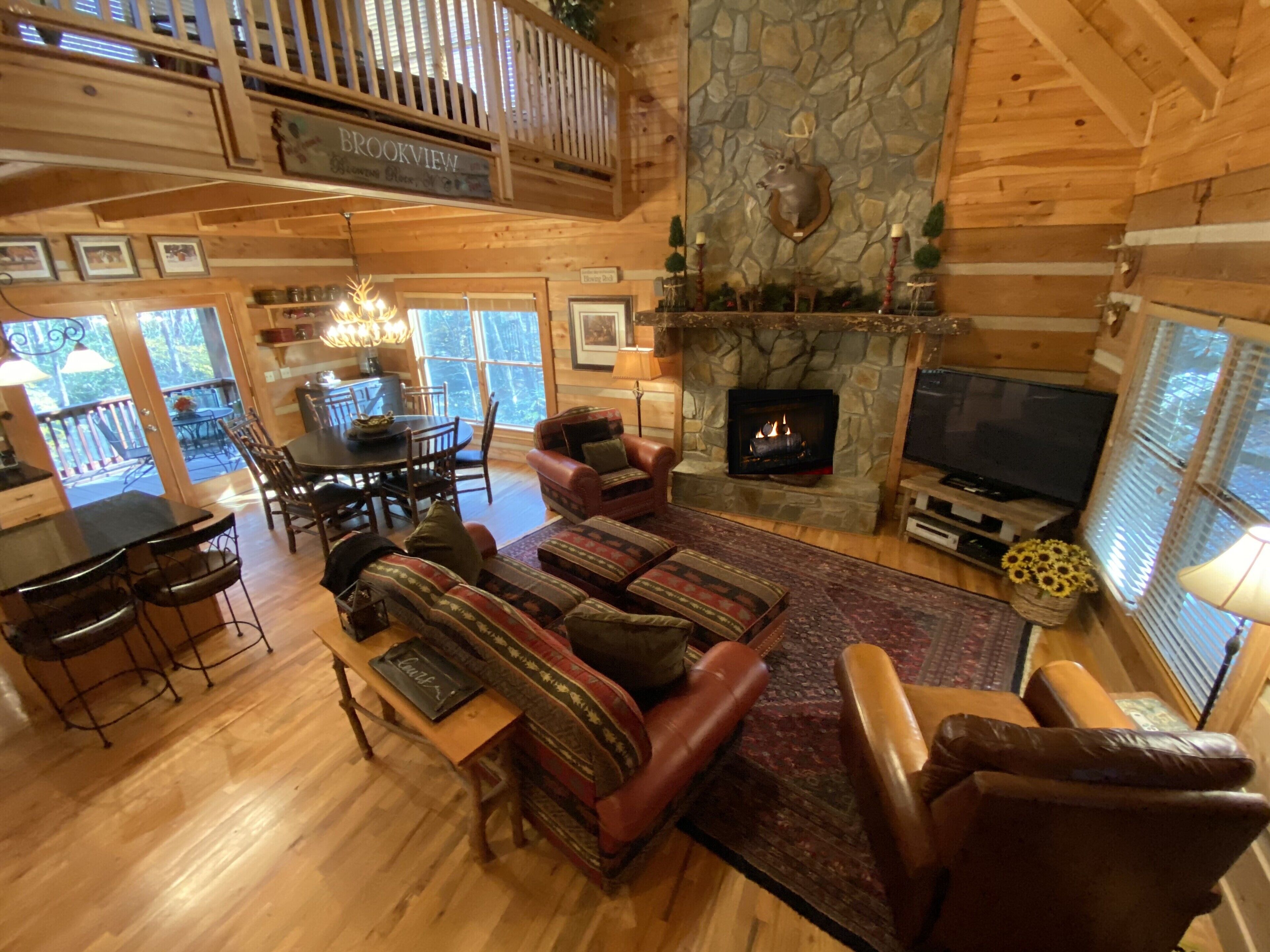 Smart TV, chimenea, reproductor de DVD y futbolito 