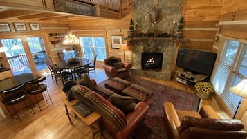 Smart TV, chimenea, reproductor de DVD y futbolito