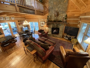 Smart TV, fireplace, DVD player, foosball - ☆Luxury Log Cabin☆3K/1Q/4 Full-bunks☆Fireplace☆Firepit☆4TVs☆Jacuzzi☆Foosball☆ (Blowing Rock)