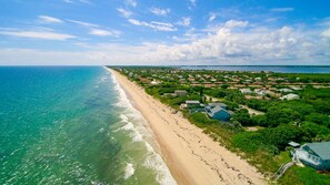 Plage, chaises longues, serviettes de plage