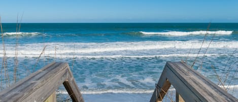 Sulla spiaggia, lettini da mare, teli da spiaggia