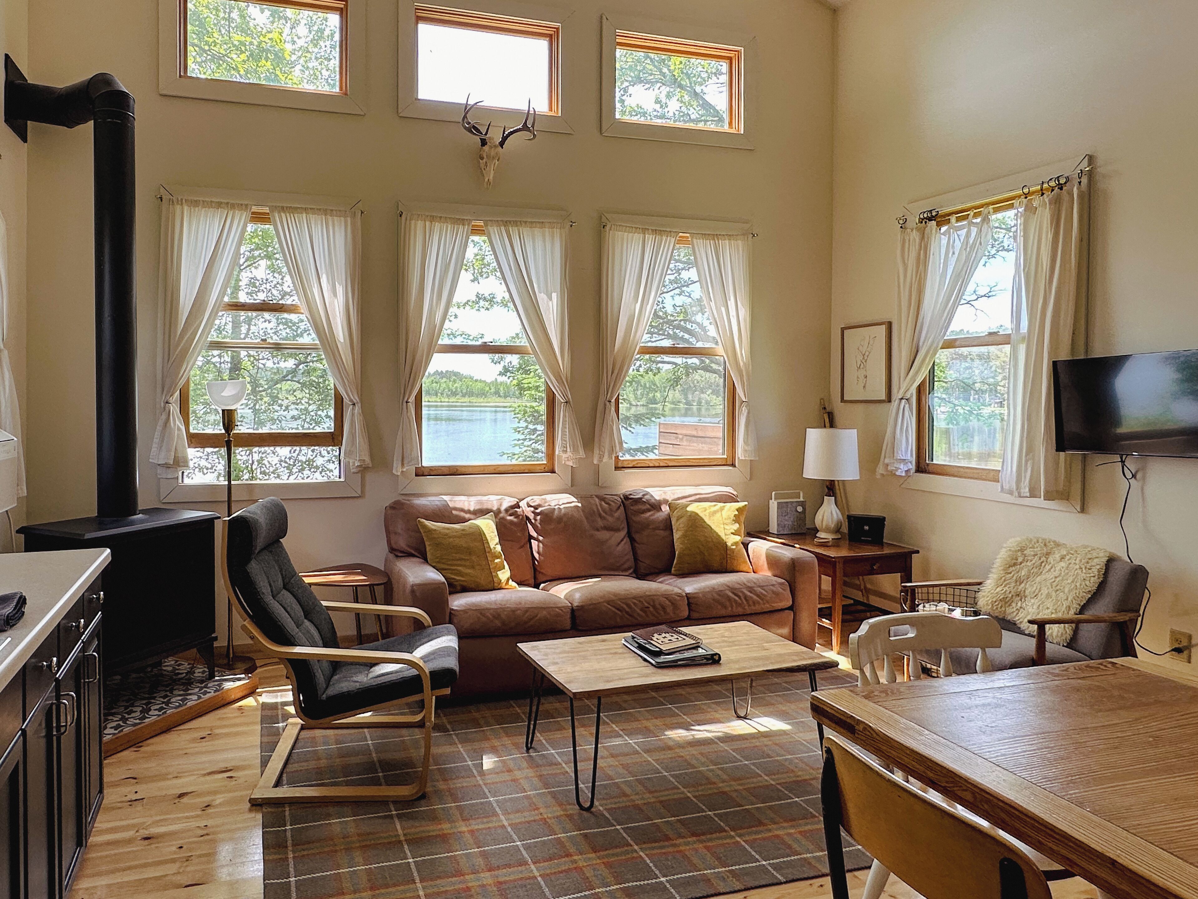 TV connectée, cheminée, chaîne hi-fi