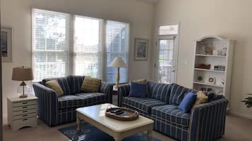 Smart-tv, dvd-spelare och en stereo