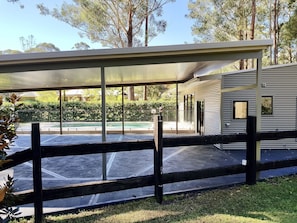 BBQ/picnic Area - Mistinthegumtrees Eco Luxury Cabins (Cooranbong)