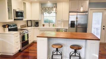 Køleskab, mikrobølgeovn, ovn, kogeplade