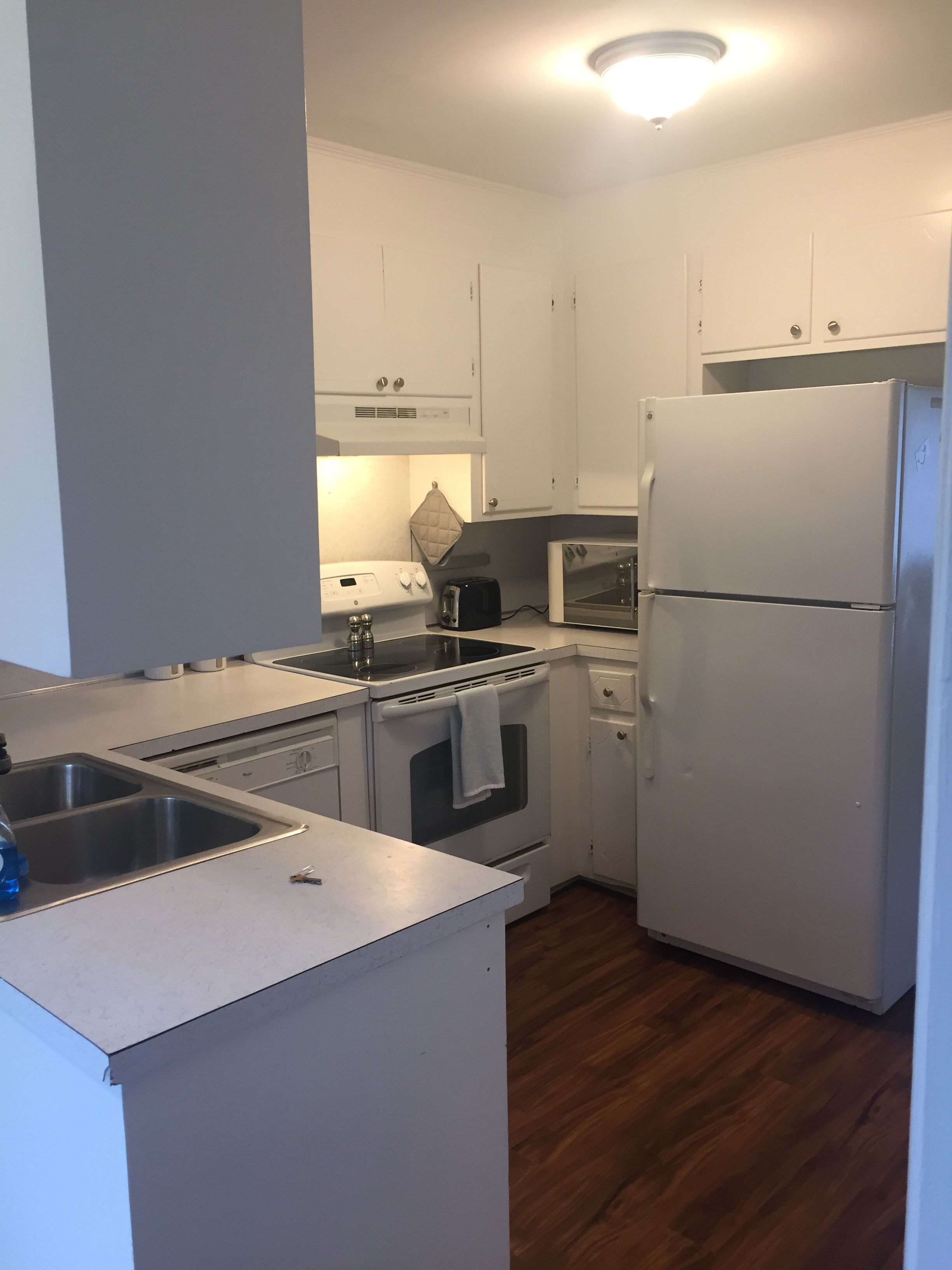 Kylskåp, mikrovågsugn, ugn och spishäll