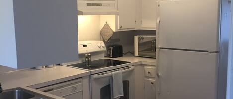 Kylskåp, mikrovågsugn, ugn och spishäll