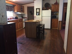 Geladeira, micro-ondas, fogão, cooktop