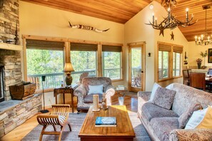 TV, fireplace, video games, DVD player - Rustic Luxury at Chalet Sarlat:  Lodge-Style Home in Sunriver with A/C & SHARC (Sunriver)