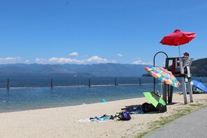 Beach nearby, sun-loungers, beach towels