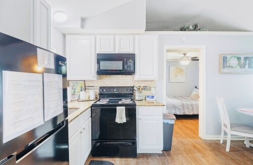 Aggieland Cottage walking distance from A&M campus