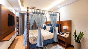 Family Suite | 1 bedroom, minibar, in-room safe, desk